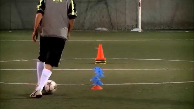 動画 サッカー 一人でのドリブル練習でマーカーコーンを使った方がいい理由